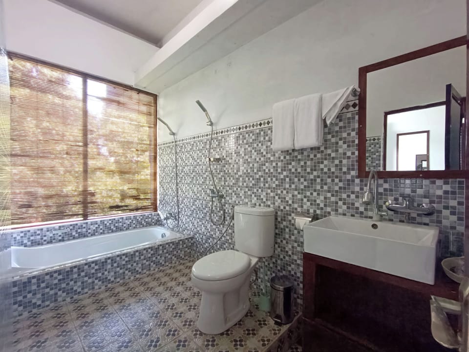 Deluxe Double Room | Bathroom | Separate tub and shower, rainfall showerhead, hair dryer, slippers