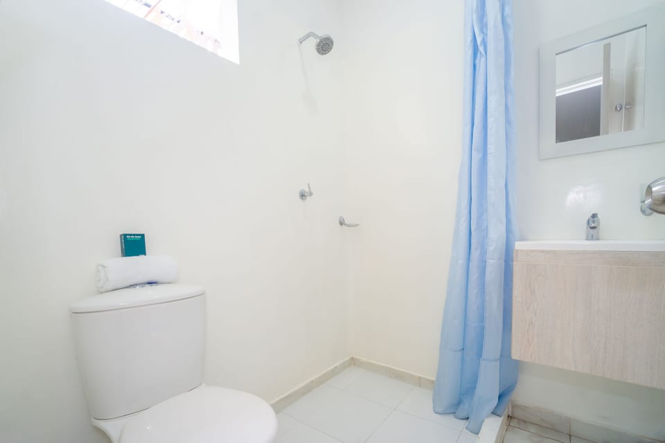 Shower, rainfall showerhead, free toiletries, towels