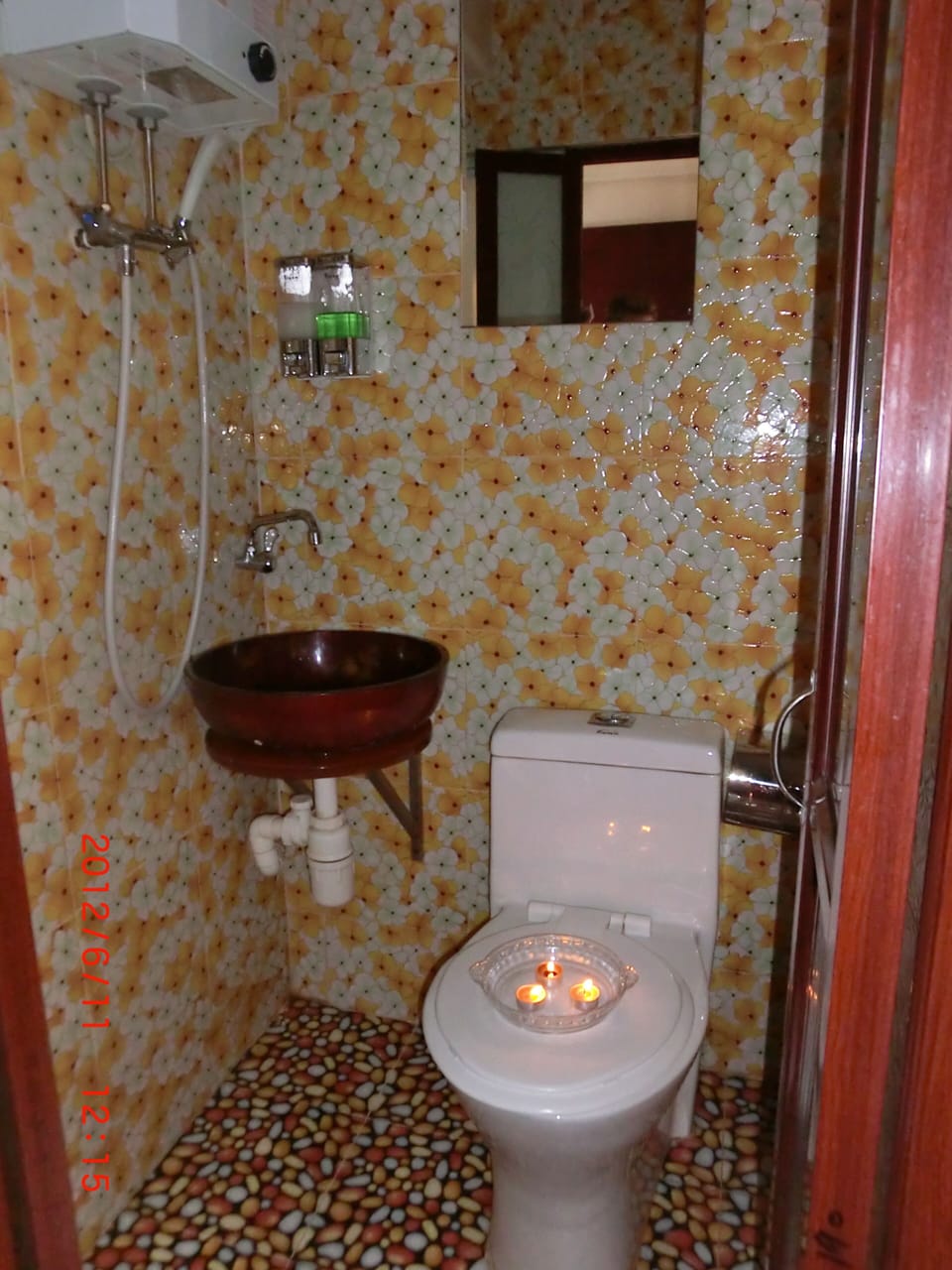 Single Room | Bathroom | Shower, free toiletries, slippers, towels