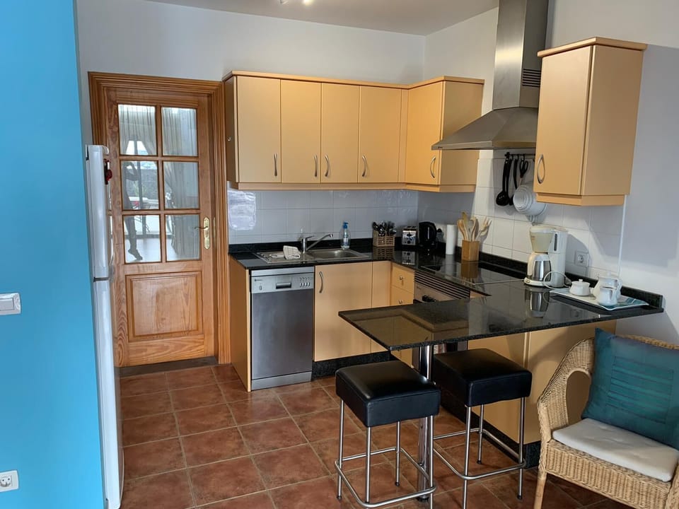 Kitchen and Breakfast Bar