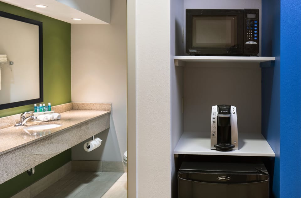 Premium bedding, in-room safe, desk, laptop workspace