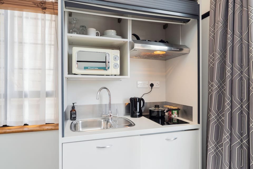Kitchenette with microwave, hob, fridge & sink