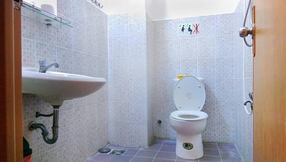 Family Double or Twin Room | Bathroom | Shower, free toiletries, hair dryer (on request), slippers