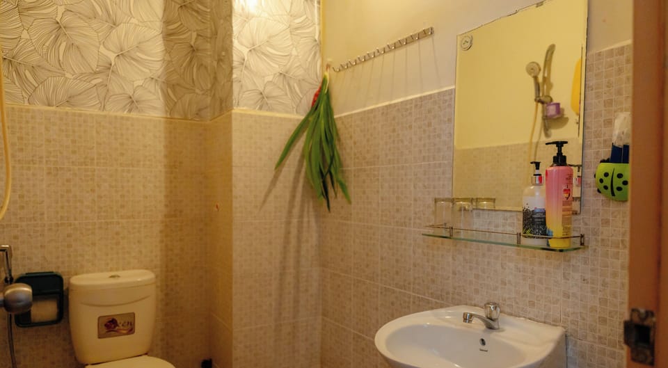 Standard Room, 1 Bedroom, Non Smoking | Bathroom | Shower, free toiletries, hair dryer, slippers