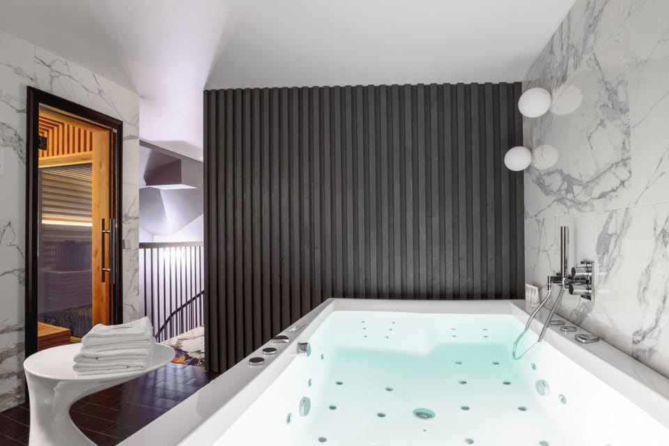 Royal Suite | Private spa tub
