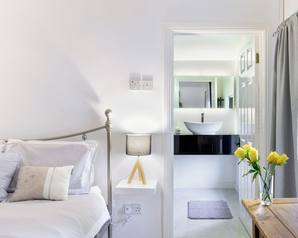 Double Room (Luxury King) | Premium bedding, individually decorated, individually furnished, desk