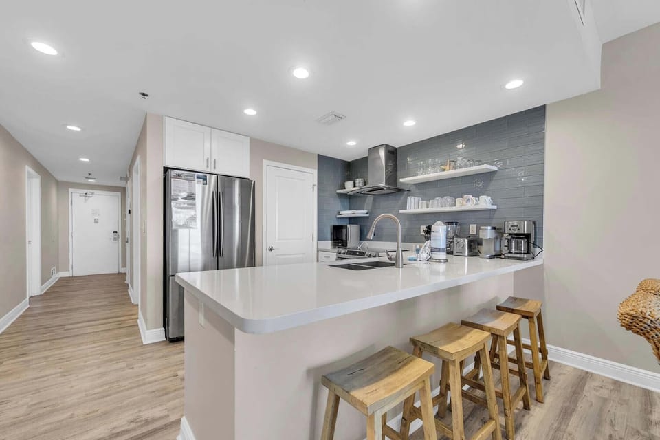 Eat-in kitchen bar