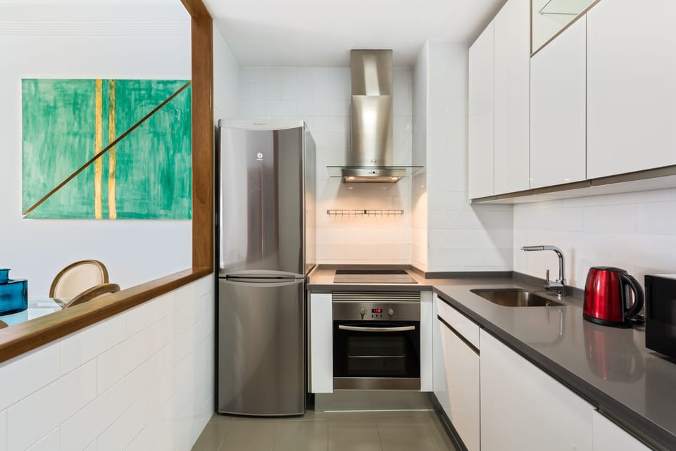 Apartment (3 Bedrooms) | Private kitchen | Full-size fridge, microwave, oven, stovetop