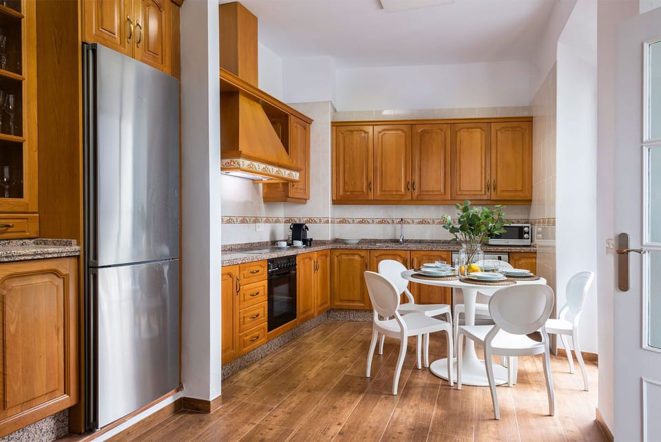 Apartment (4 Bedrooms) | Private kitchen | Full-size fridge, microwave, oven, stovetop