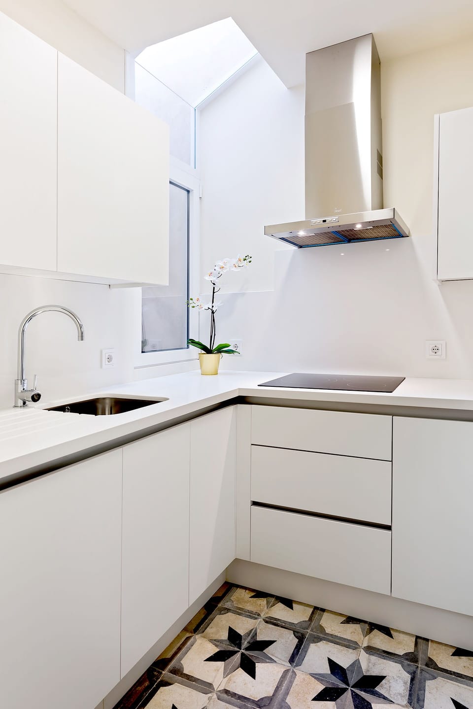 Apartment (3 Bedrooms) | Private kitchen | Full-size fridge, microwave, oven, stovetop