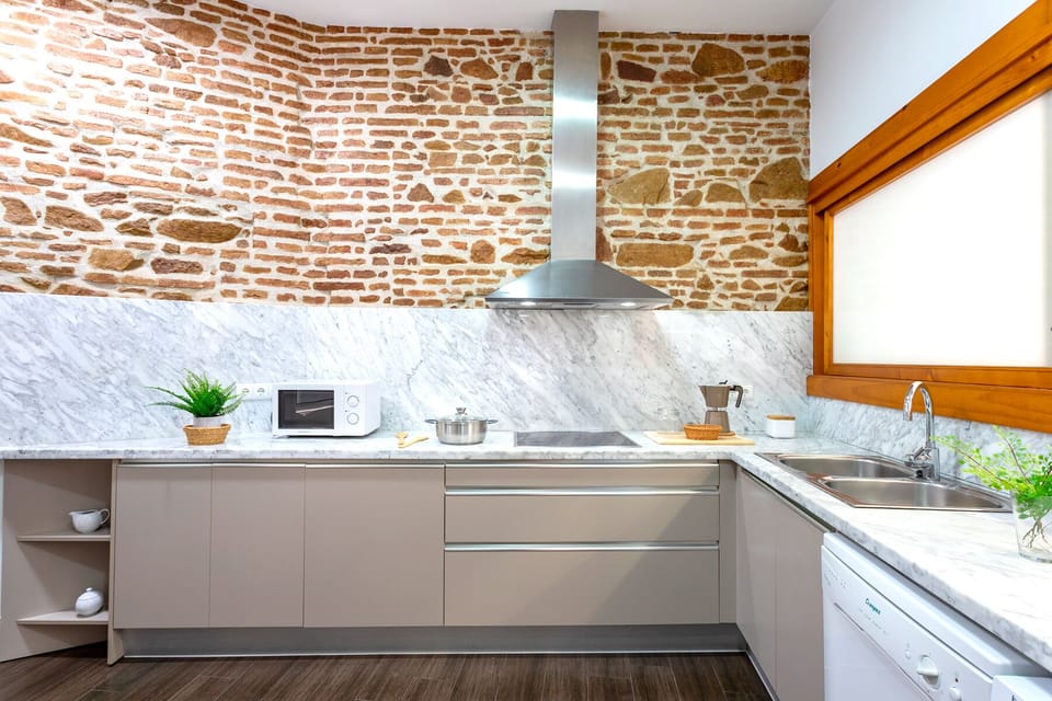 Apartment (3 Bedrooms) | Private kitchen | Full-size fridge, microwave, oven, stovetop