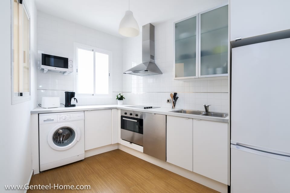 Apartment (2 Bedrooms) | Private kitchen | Full-size fridge, microwave, oven, stovetop