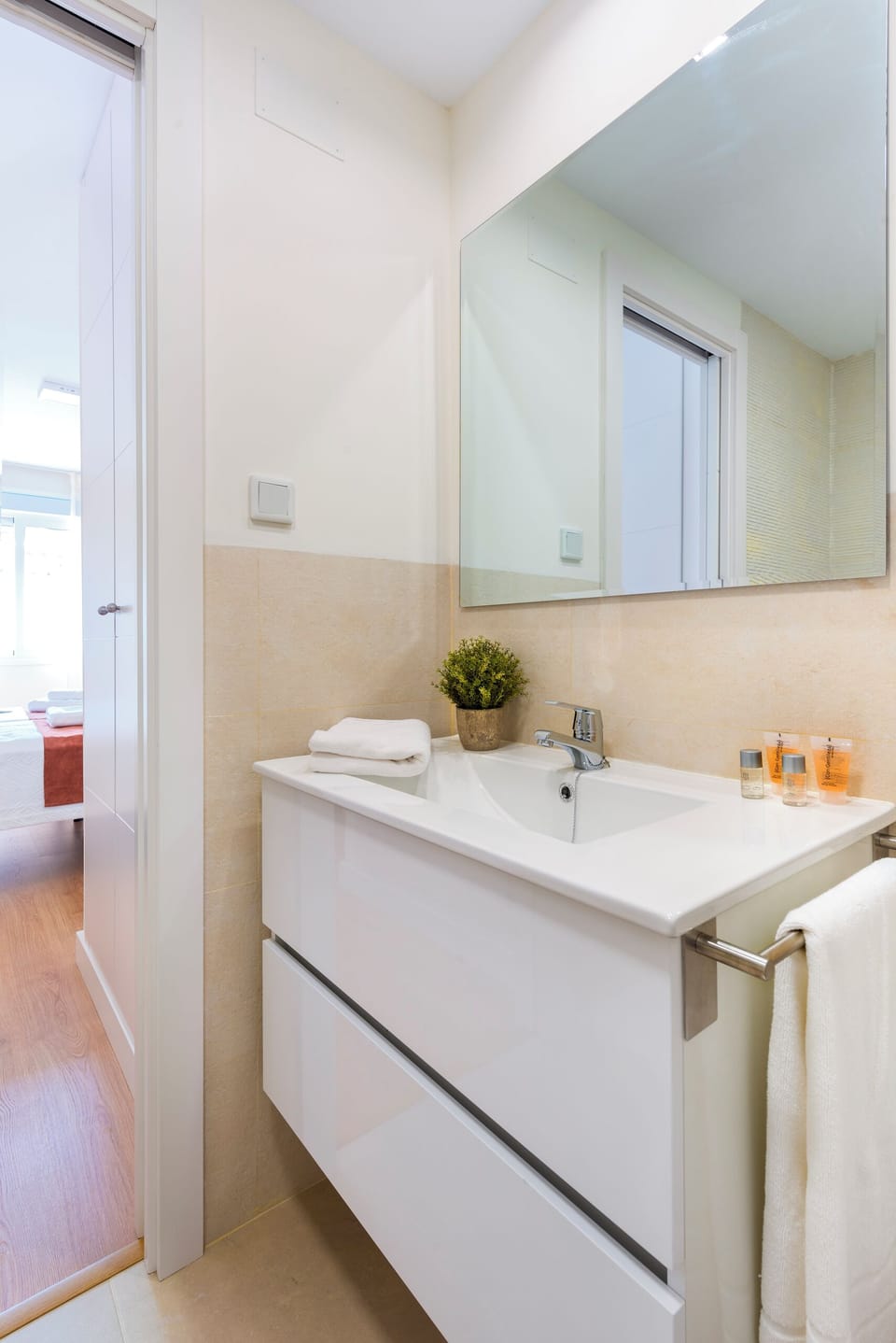 Apartment (2 Bedrooms) | Bathroom | Shower, towels