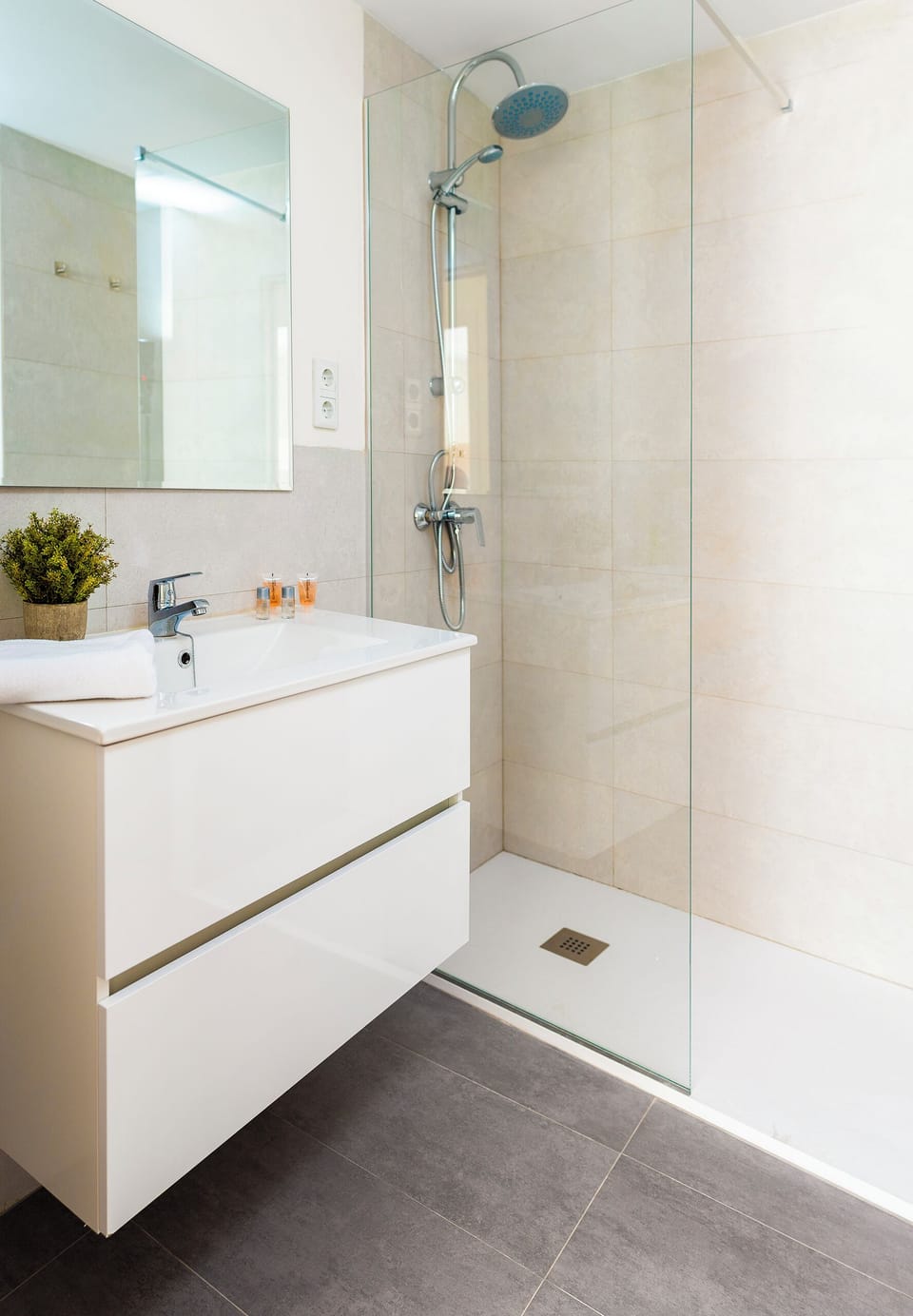 Apartment (2 Bedrooms) | Bathroom | Shower, towels