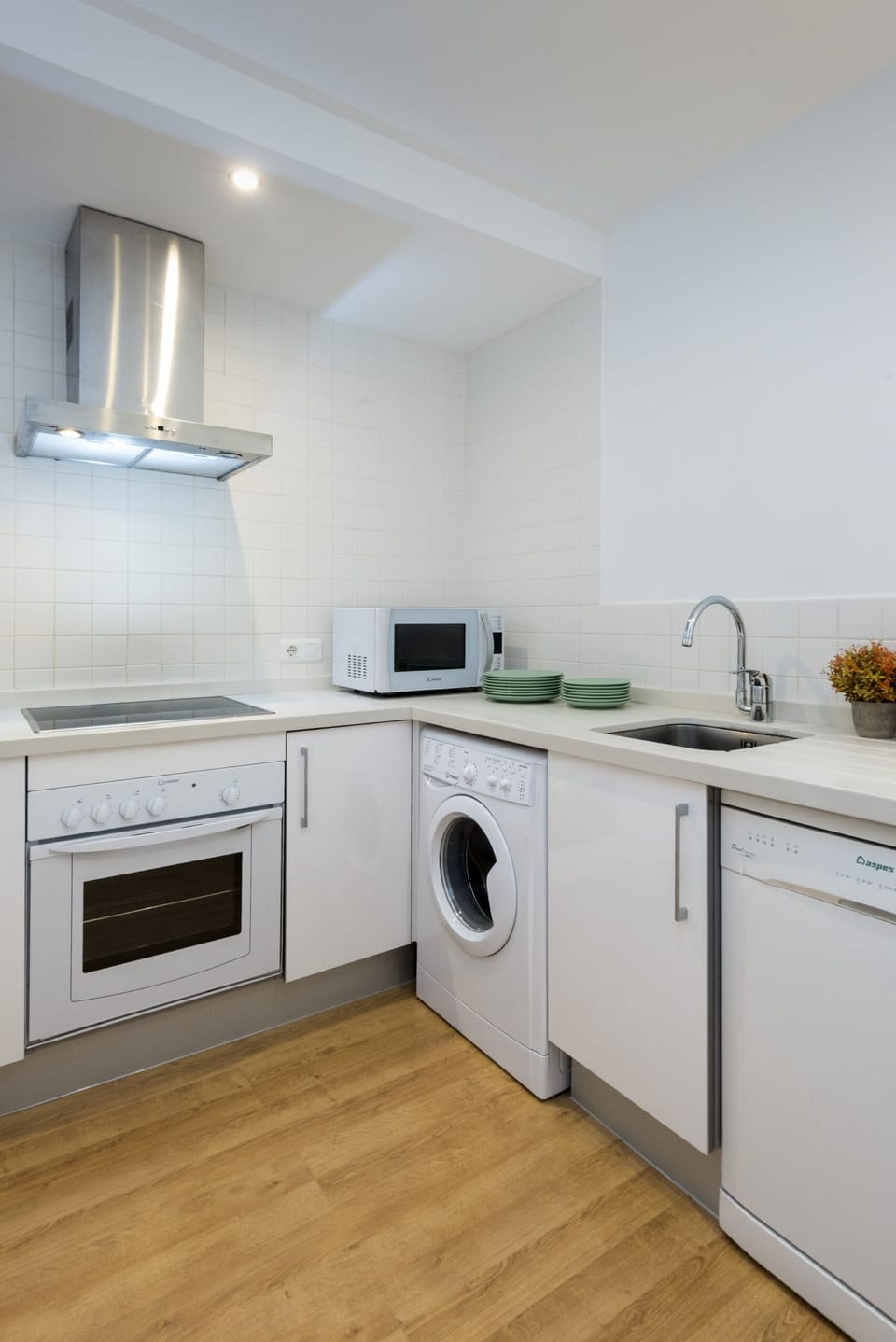 Apartment (3 Bedrooms) | Private kitchen | Full-size fridge, microwave, stovetop, coffee/tea maker