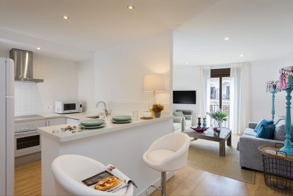 Apartment (3 Bedrooms) | Private kitchen | Full-size fridge, microwave, stovetop, coffee/tea maker
