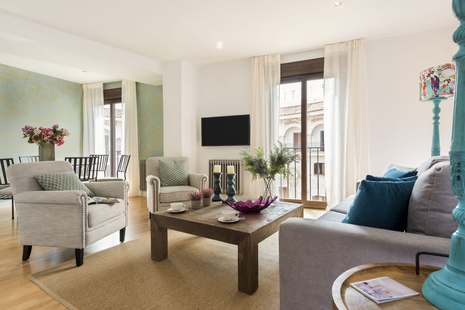 Apartment (3 Bedrooms) | Living room | 32-inch flat-screen TV with cable channels, TV