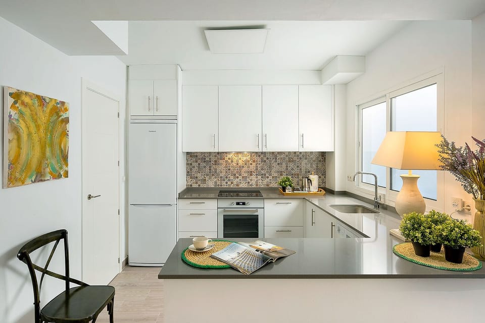Apartment (3 Bedrooms) | Private kitchen | Full-size fridge, microwave, oven, stovetop