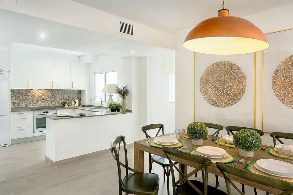 Apartment (3 Bedrooms) | Private kitchen | Full-size fridge, microwave, oven, stovetop