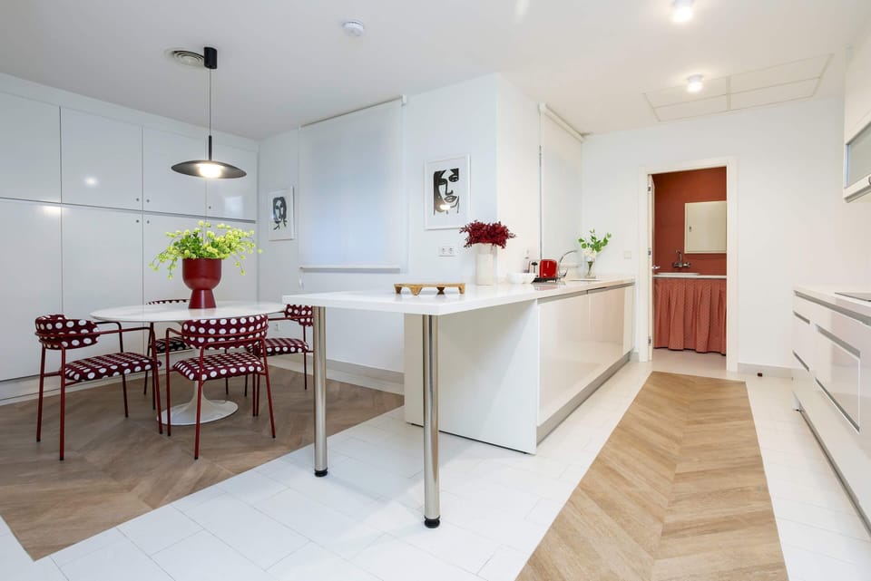 Apartment (4 Bedrooms) | Private kitchen | Fridge, microwave, oven, stovetop