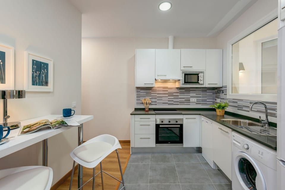 Apartment (2 Bedrooms) | Private kitchen | Full-size fridge, microwave, oven, stovetop