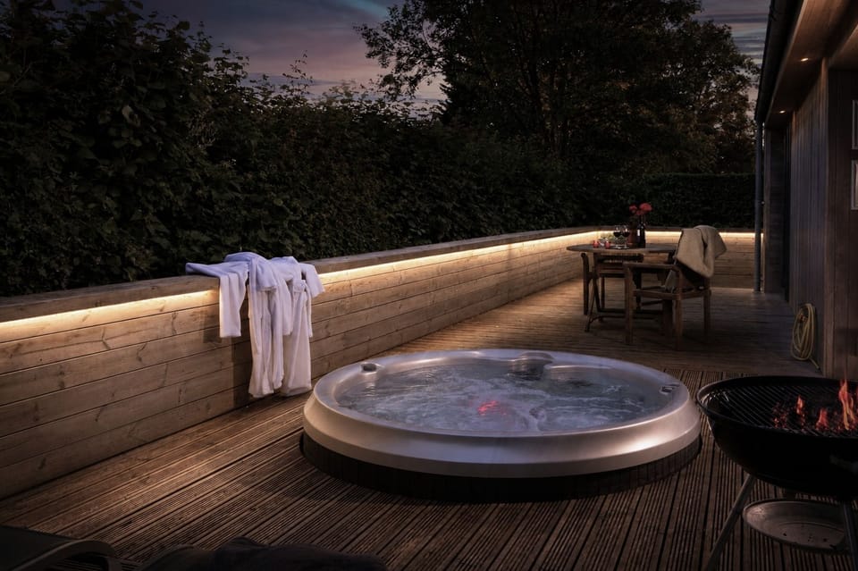 Hot tub and outside space at dusk - Nyland Lodge,