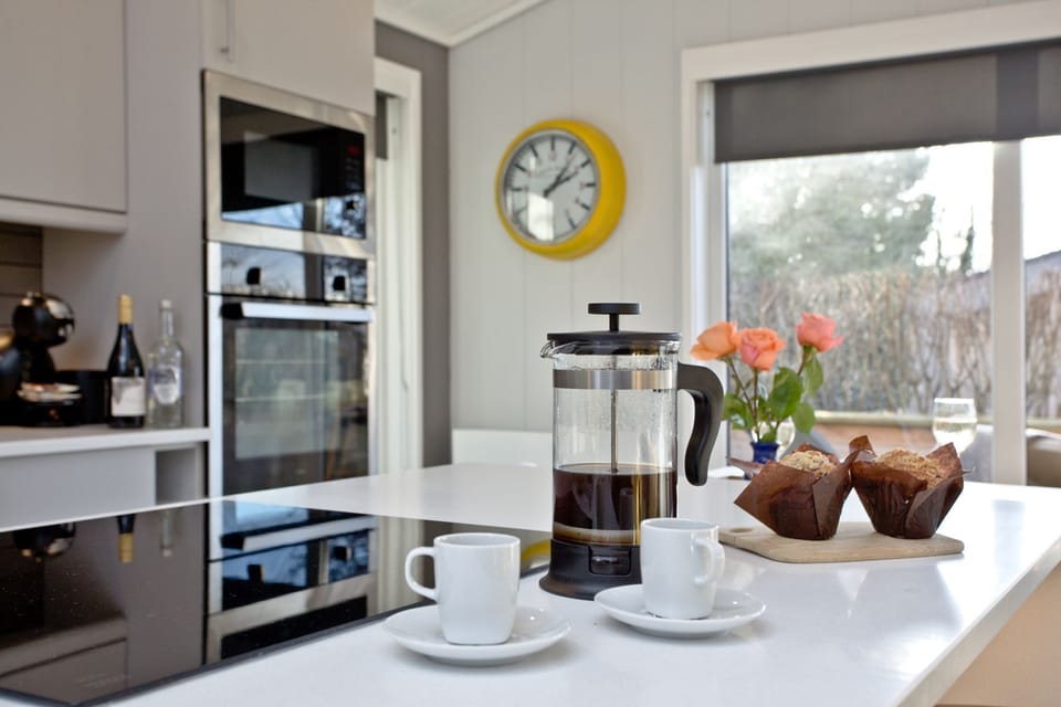 Tea and coffee facilities, oven, stovetop, food storage, fridge/freezer, kettle - Nyland Lodge