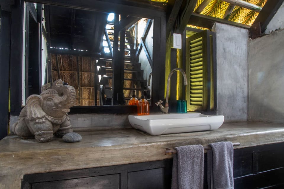 Traditional Room, Oceanfront | Bathroom | Shower, towels, soap, shampoo