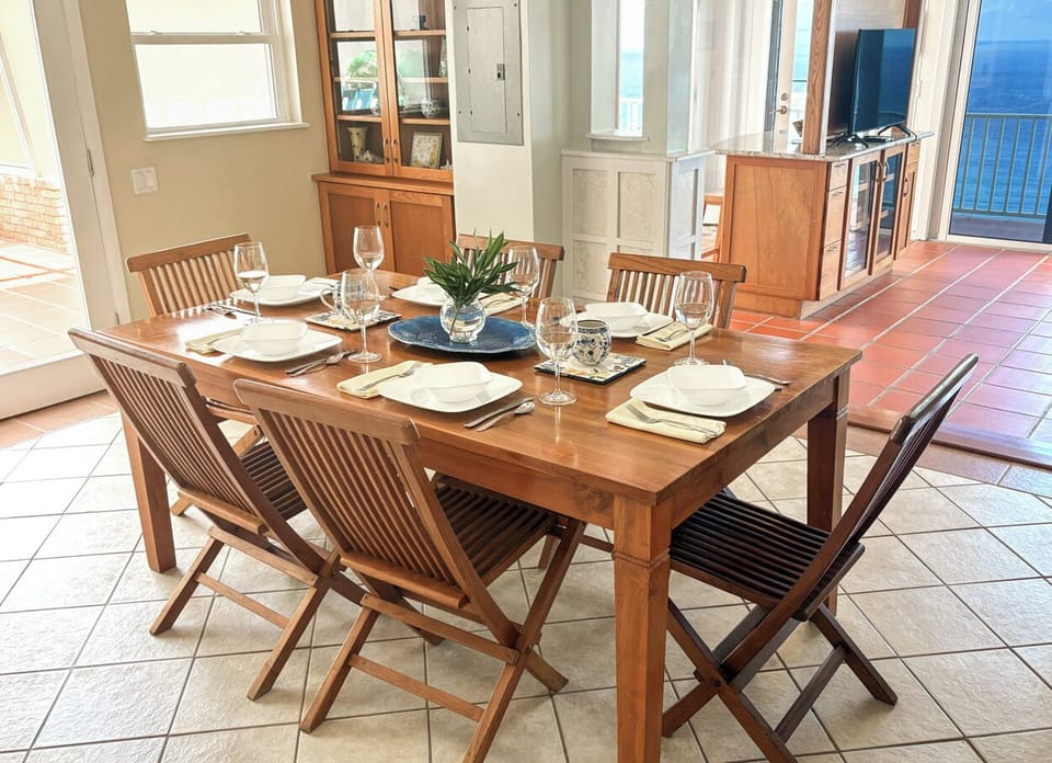 Your interior dining table seats 6