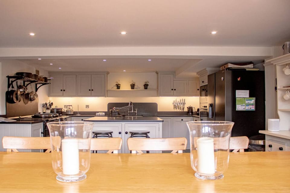 Well equipped kitchen with optional use of the electric Aga