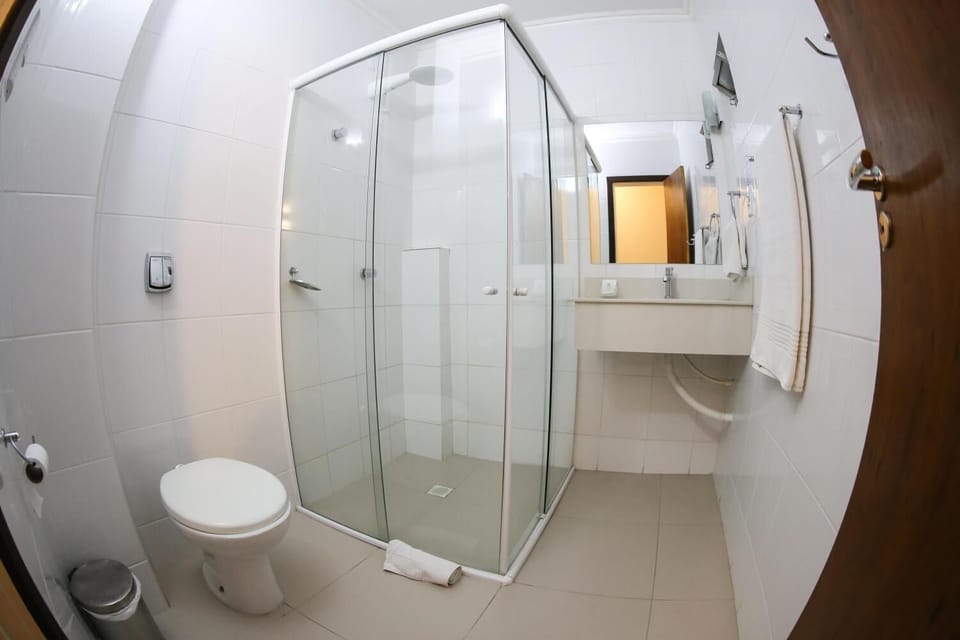 Shower, rainfall showerhead, free toiletries, hair dryer