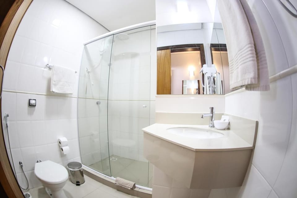 Shower, rainfall showerhead, free toiletries, hair dryer