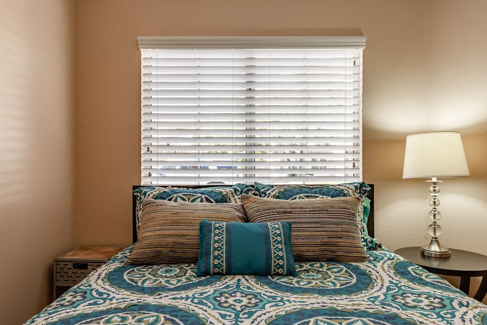 Guest bedroom with queen bed 