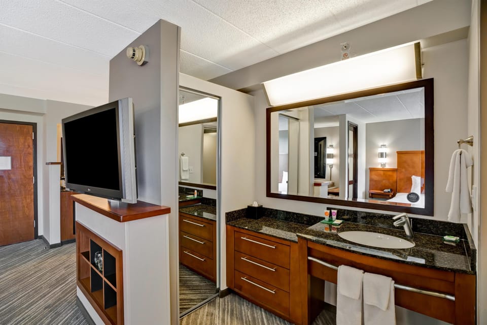 Premium bedding, in-room safe, individually furnished, desk