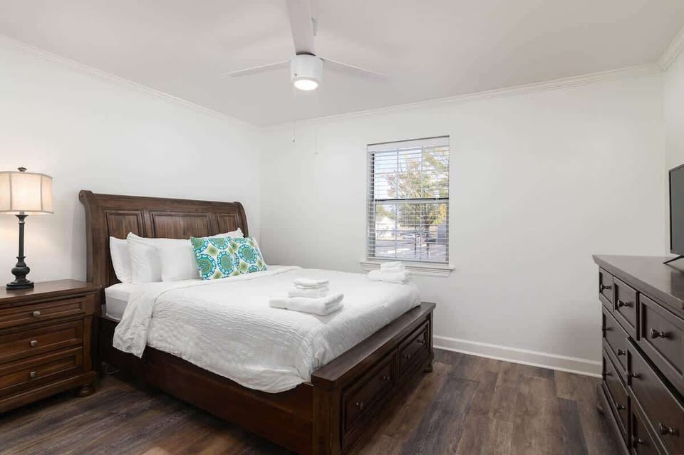 1 Queen bed.