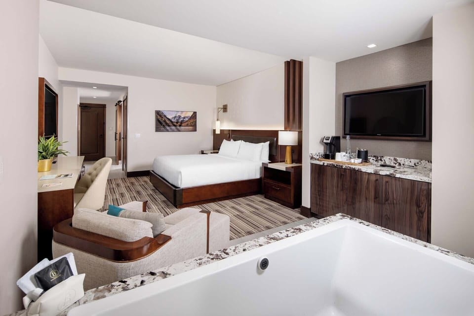 King Spa Suite | Premium bedding, pillowtop beds, in-room safe, desk