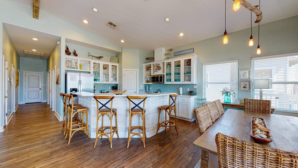 Breakfast Bar with Seating for 5