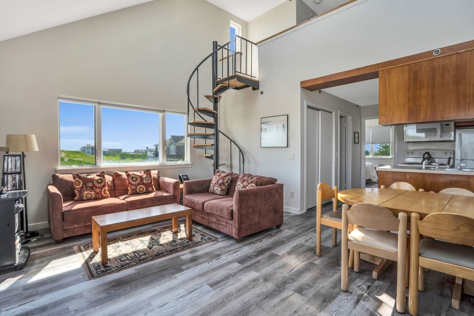 Partial Ocean View 2BD Corner Queen and 2 Twins | Living area | TV