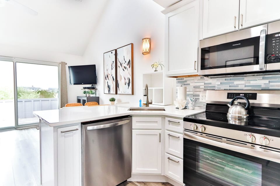 West 2BD Queen and 2 Twins | Private kitchen | Full-size fridge, microwave, stovetop, dishwasher