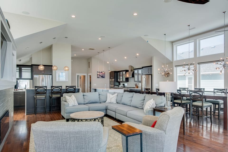 GR0413: Go Your Own Wave | Top Level Living Area