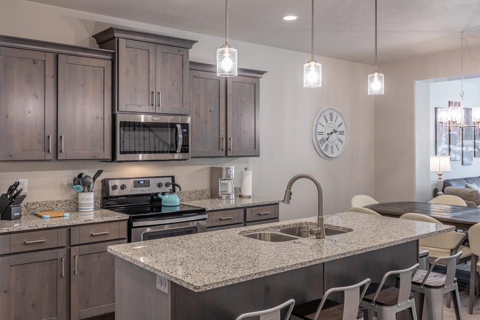 House, Multiple Beds (Poolside Paradise) | Private kitchen