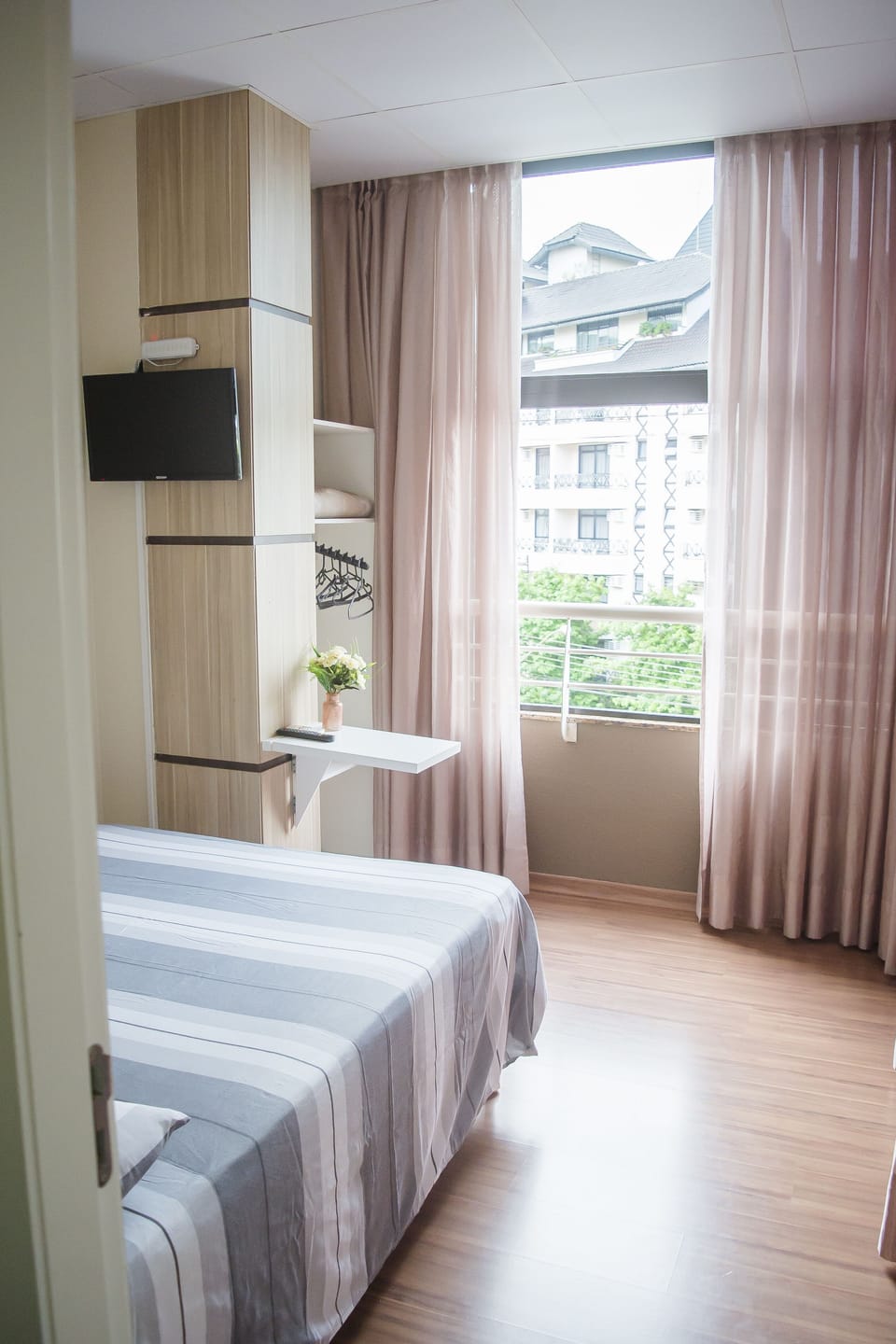 Luxo Especial Conjugado | Premium bedding, Select Comfort beds, desk, laptop workspace