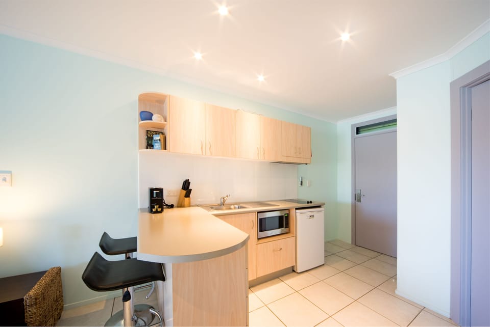 Basic Studio | Private kitchenette | Fridge, microwave, stovetop, coffee/tea maker