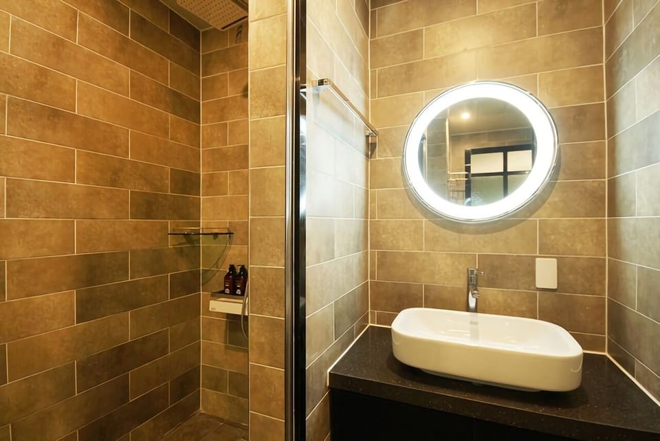 Separate tub and shower, deep soaking tub, rainfall showerhead