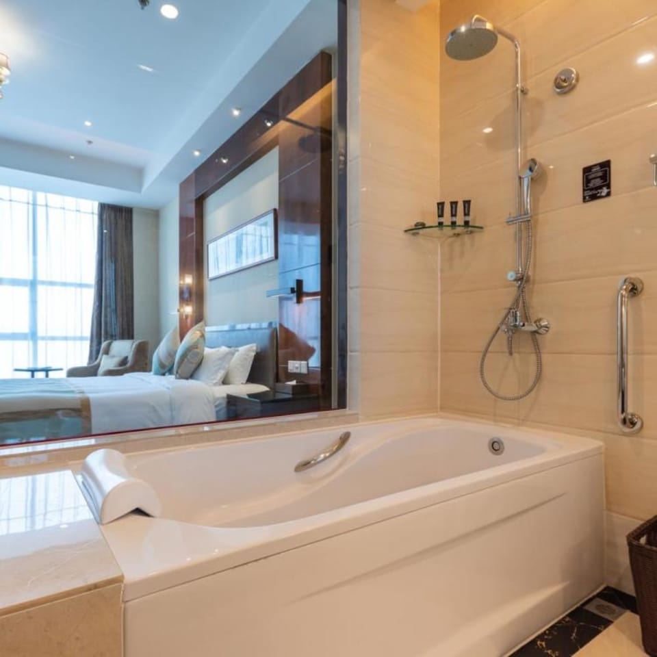 Executive Double Room, Non Smoking | Bathroom | Shower, free toiletries, hair dryer, bathrobes