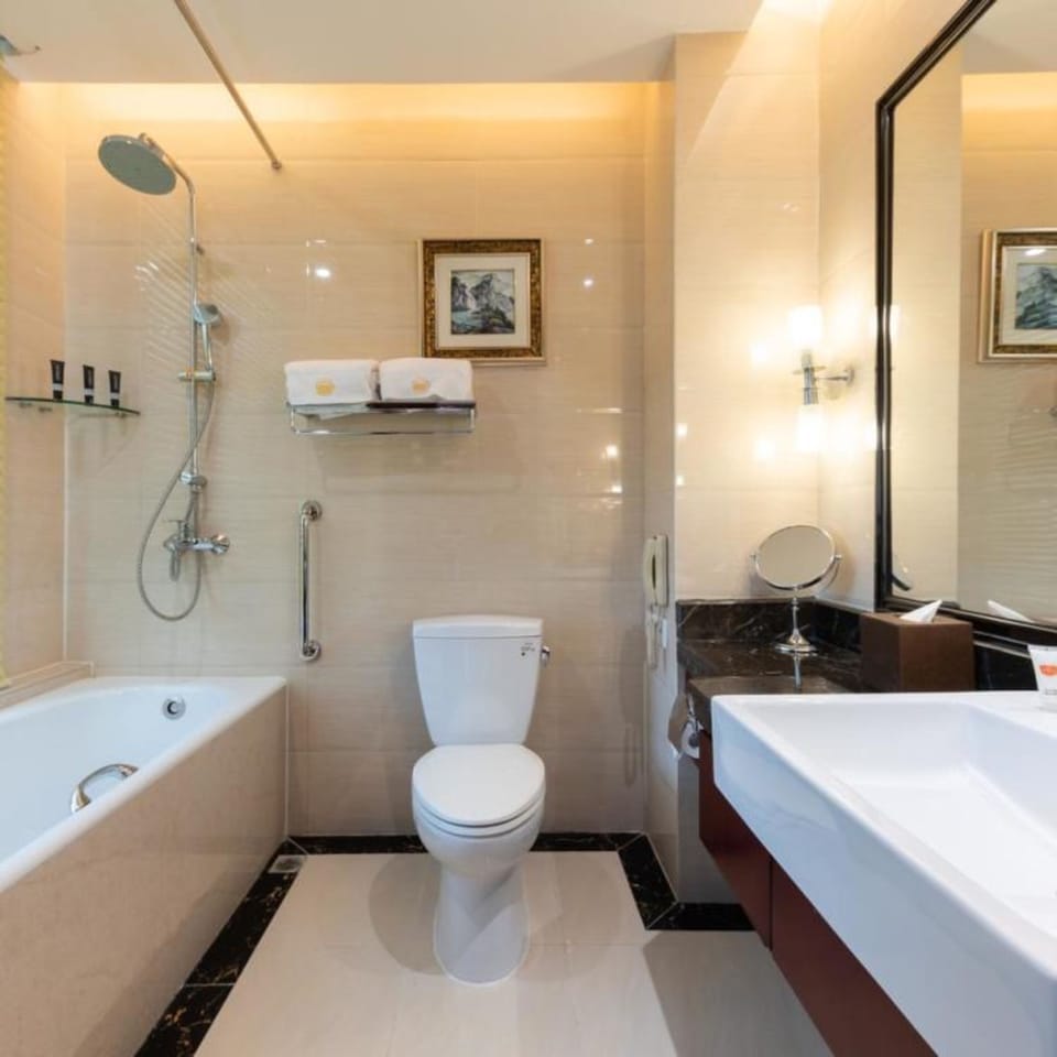 Standard Twin Room, Non Smoking | Bathroom | Shower, free toiletries, hair dryer, bathrobes