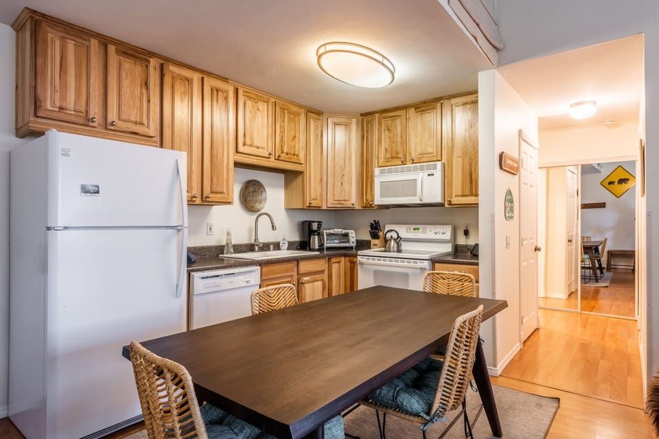 Fully Equipped Kitchen / Dining Table for 4