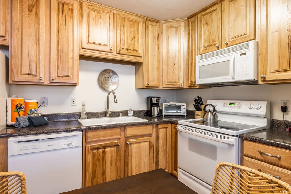 Fully Equipped Kitchen / Dining Table for 4
