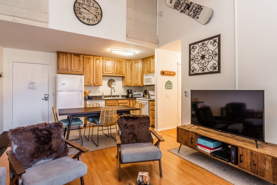 Living Room / Queen Sleeper Sofa / Wood Burning Fireplace / Flat Screen TV