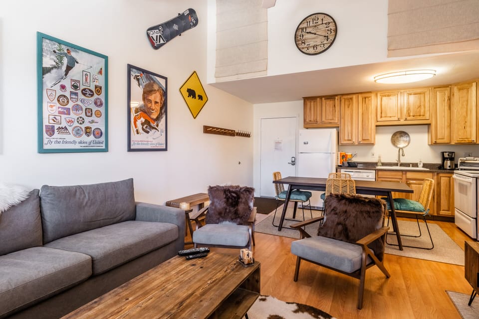 Living Room / Queen Sleeper Sofa / Wood Burning Fireplace / Flat Screen TV